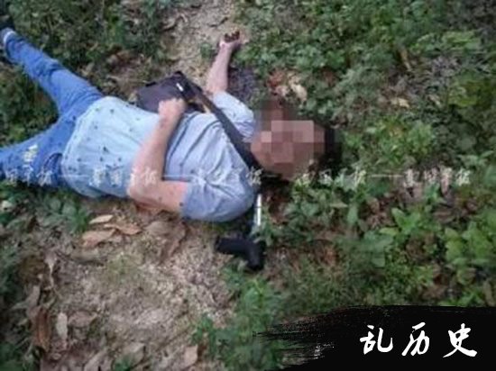 9月18日,广西柳州一小区门口,一名幼儿园女教师疑被“射钉枪”击中致死。画面显示,女教师走在路上,后方男人突然窜上去,用疑似“射钉枪”一枪打到头部,女教师当即倒地不起,两个小学生目睹了事发过程。
