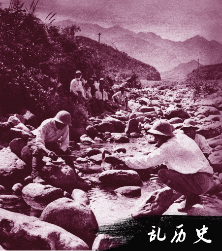 随军记者镜头中的日军士兵：挖百姓红薯，用农户铁锅洗脏衣服