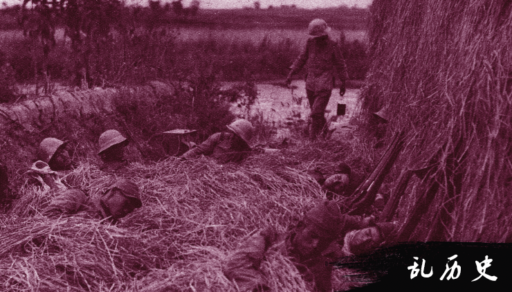随军记者镜头中的日军士兵：挖百姓红薯，用农户铁锅洗脏衣服