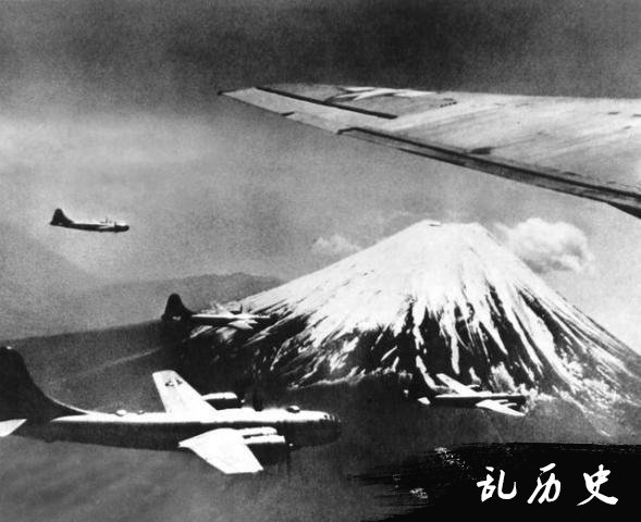 天火的惩罚：美国轰炸日本本土 日本真正投降的原因在这