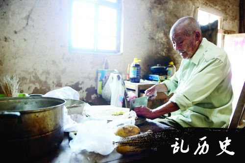 施宏杰骑车逛街、做饭样样都行。