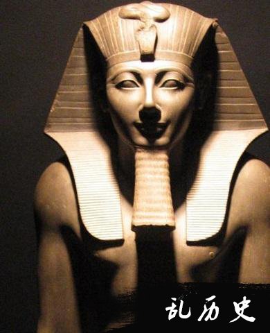 埃及国王图特摩斯三世雕像