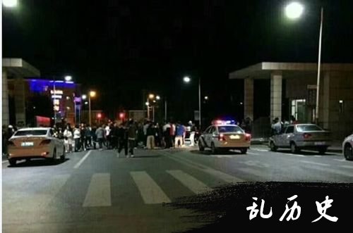 校门口还停着一辆警车