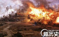 黄盖发起火烧赤壁是几更天呢？谁的功劳最大？
