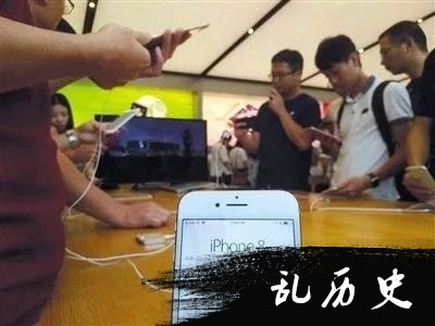 2017年9月22日，广州，顾客在试用iPhone8