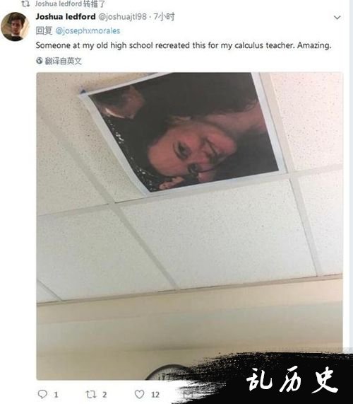 还有网友把老师的照片贴到了天花板上