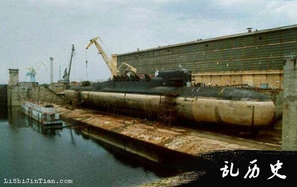 苏联一核潜艇起火沉没(todayonhistory.com)