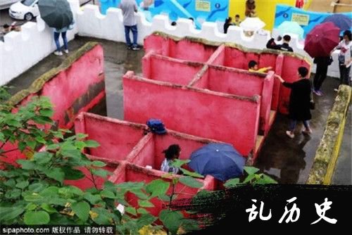 重庆一景区设露天厕所 女游客打伞如厕