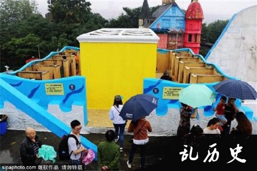 重庆一景区设露天厕所 女游客打伞如厕