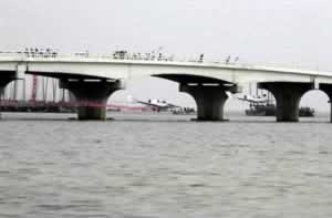 中国飞行员穿越太湖大桥桥洞（TodayOnHistory.com）
