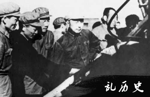 科学家钱学森从美国归来(Todayonhistory.com)