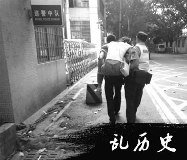 两名辅警将女子送到巡警中队