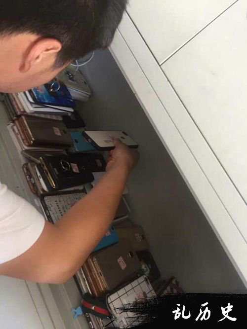 据报道这是半年前所拍的照片 两个年级共收约有100部手机