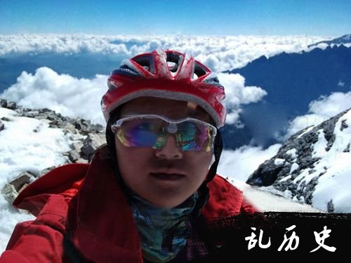 邓双优登上海拔5396米的哈巴主峰后自拍