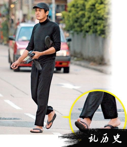 周润发买50元人字拖 还亲切与路人合影