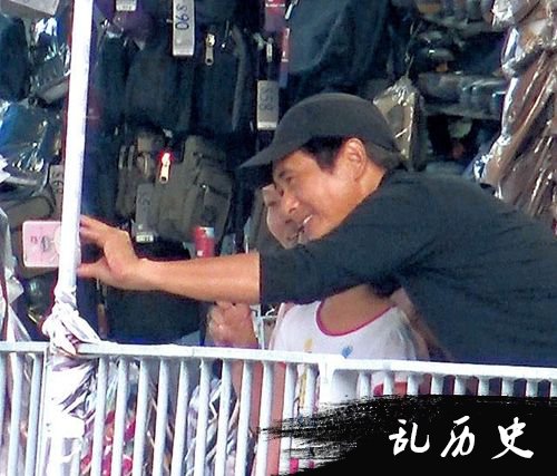 周润发买50元人字拖 还亲切与路人合影