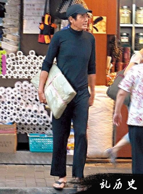 周润发买50元人字拖 还亲切与路人合影
