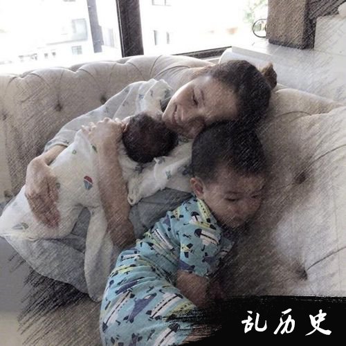 侯佩岑分享两个儿子近照 母子三人太温馨