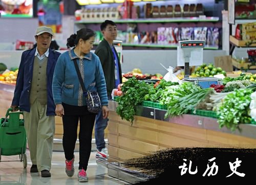 市民在农贸市场内选购蔬菜。