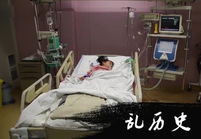 医院ICU内，夫妻二人和女儿做最后的告别。视频截图