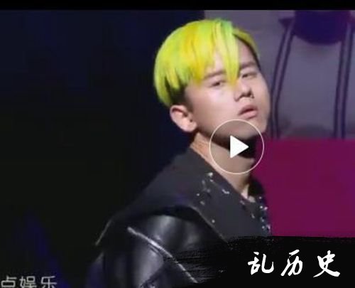 张杰走秀视频引热议 染荧光绿头发表情陶醉