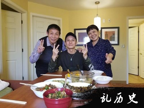 李维嘉晒与父母吃饭照
网友发现多了一双筷子