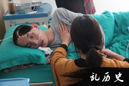 28岁女孩辞20万年薪工作搬砖救弟弟