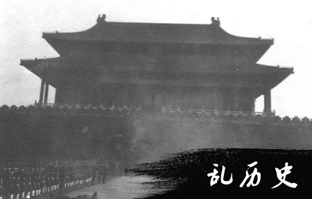 末代皇帝溥仪被逐出宫（TodayOnHistory.com）