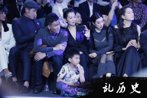 胡军女儿T台走秀 九九这造型你看懂了吗