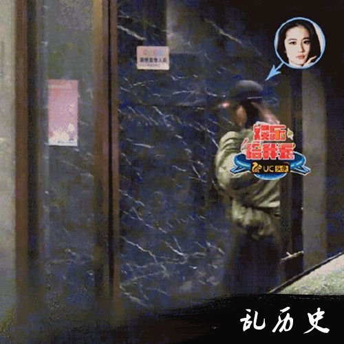 刘亦菲冒雨聚会 买爆米花咬手指超可爱