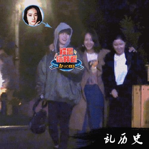 刘亦菲冒雨聚会 买爆米花咬手指超可爱