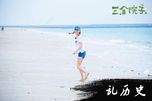 《三个院子》曝最新剧照 陈小春应采儿海边甜蜜约会