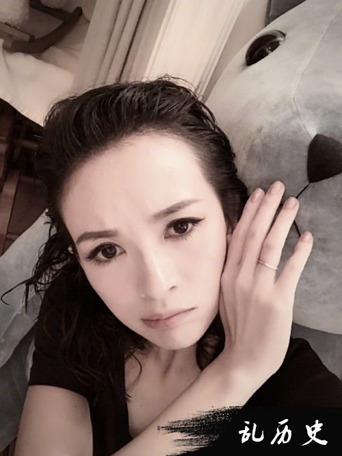 章子怡晒女儿萌照 醒宝捧大碗喝粥