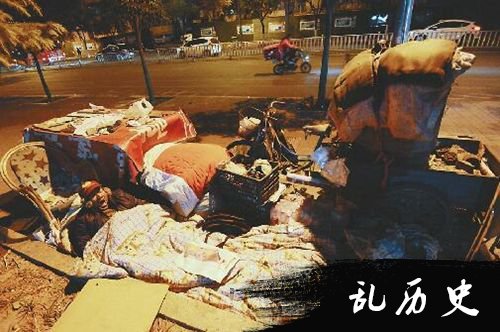 深夜11点，气温接近零摄氏度，老殷在路边搭起了被窝，钻进后打了一个呵欠。