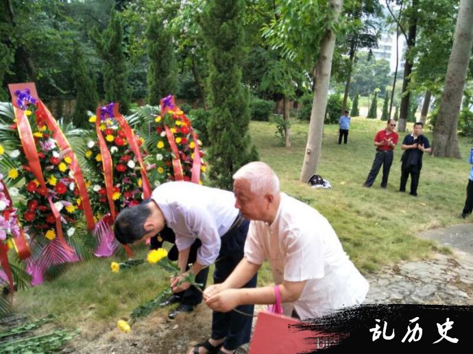 粤军第一师诸先烈纪念碑前的祭奠