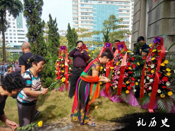 粤军第一师诸先烈纪念碑前的祭奠