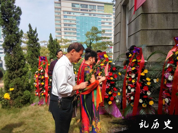 粤军第一师诸先烈纪念碑前的祭奠