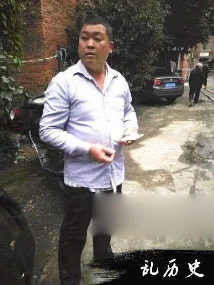 男子火场救人自家被烧