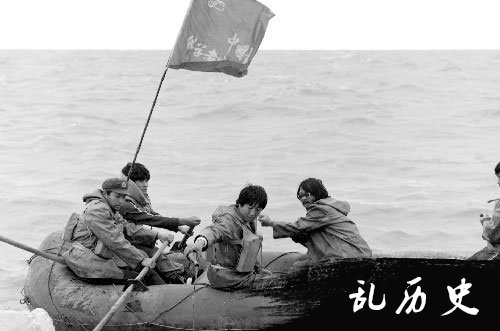 中国长江科考漂流队征服长江(todayonhistory.com)