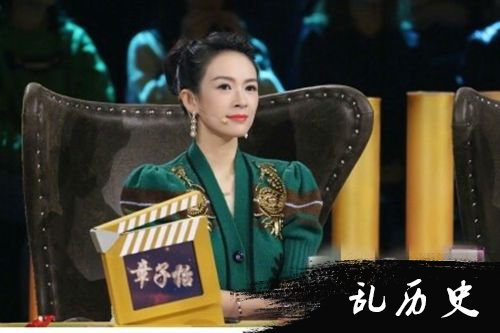 满满母爱！章子怡项链刻着女儿名字