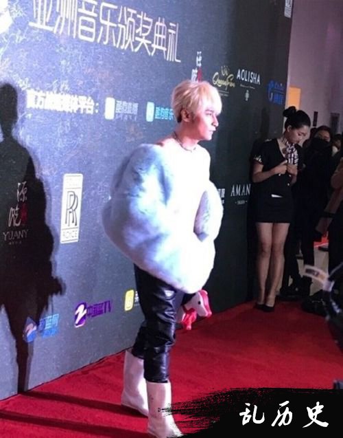 陈志朋穿肉色紧身衣配大皮草 五颗星混搭辣眼睛