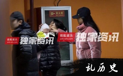 董子健孙怡带娃逛街 2个月的小宝宝不哭不闹