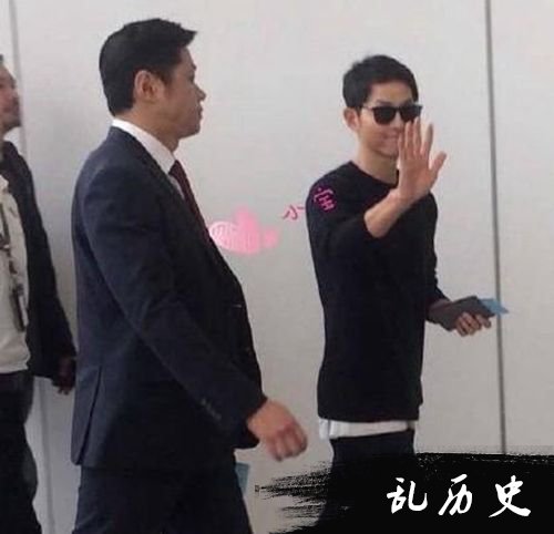 宋仲基手拿婴儿书 宋慧乔再度被疑怀孕