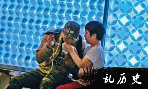 费曼又壮实了 吴镇宇费曼街头互喂花生糖