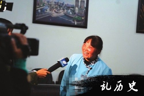 贵阳环卫阿姨变网红 银杏树叶扫成“桃心”引市民争相拍照