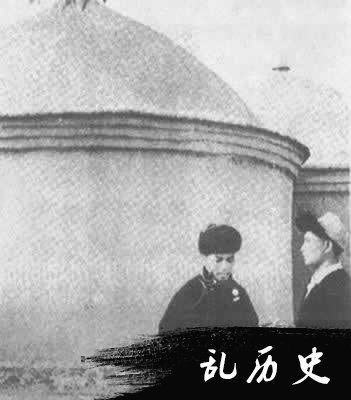 毛泽东提出“深挖洞，广积粮，不称霸”（todayonhistory.com）