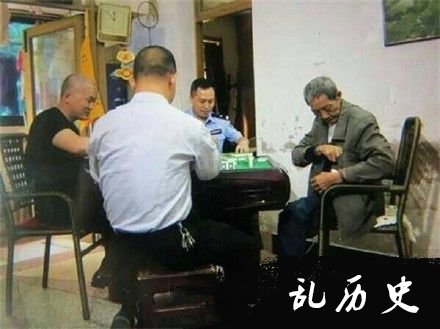 民警及消防员陪老人打麻将