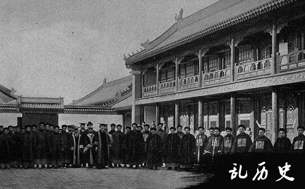 1901年丁韪良等人在京师大学堂前合影 