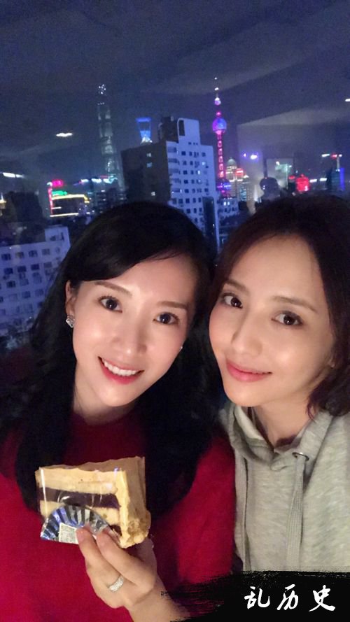 李念平安夜探班佟丽娅 网友却好奇中间的胖女人是谁