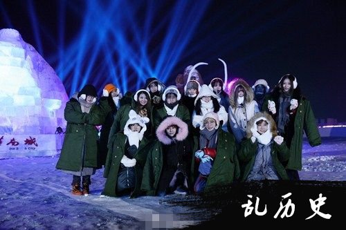 SNH48哈尔滨彩排北京卫视跨年 萌妹子穿军大衣仍俏皮可爱